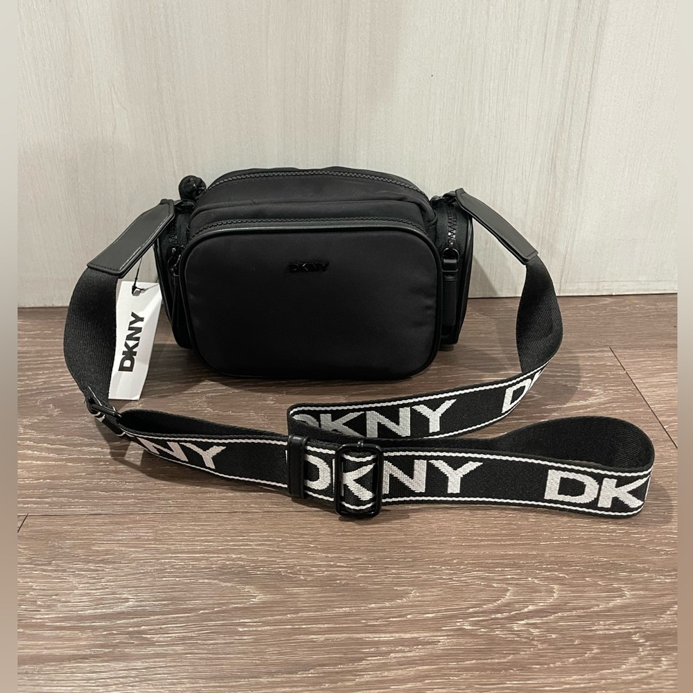 DKNY LILY CAMERA BAG CROSSBODY WITH LOGO BLACK/WHITE STRAP- NYLON BLACK